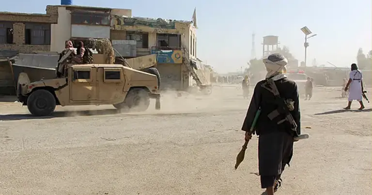 পাকিস্তান–আফগানিস্তান সীমান্ত এলাকায় অস্ত্র হাতে একজন তালেবান যোদ্ধা